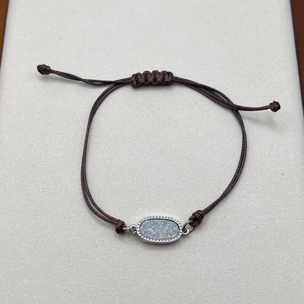 Handmade bracelet brown with a pearl like centre